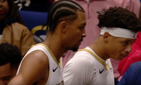 kaiyun-不仅会扔三分！墨菲抢断反击表演单臂滑翔拉满战斧劈扣！